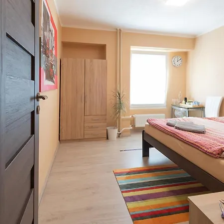 Cozy At Metro Station, Private Bathroom, 9minutes Oldtown, 15minutes Airport, Wifi פראג