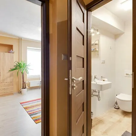 Cozy At Metro Station, Private Bathroom, 9minutes Oldtown, 15minutes Airport, Wifi פראג