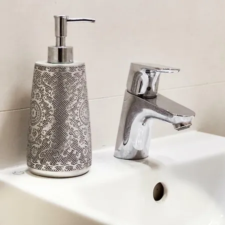 Cozy At Metro Station, Private Bathroom, 9minutes Oldtown, 15minutes Airport, Wifi Homestay *