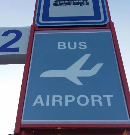 Cozy At Metro Station, Private Bathroom, 9minutes Oldtown, 15minutes Airport, Wifi Alloggio in famiglia